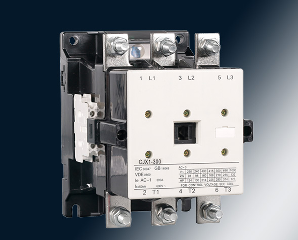 CJX1交流接觸器適用于交流50Hz或60Hz、電壓至690V、電流至475A的電力線(xiàn)路中，供遠(yuǎn)距離頻繁起動(dòng)和控制電動(dòng)機(jī)及接通與分?jǐn)嚯娐?。?jīng)加裝機(jī)械聯(lián)鎖機(jī)構(gòu)后組…
